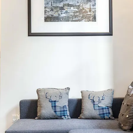 Traditional 3 Bedroom Quiet Duplex Flat By High St, Trams And Buses - Just 1-5 Miles To Centre