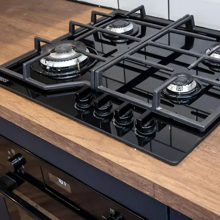 アパート Traditional 3 Bedroom Quiet Duplex Flat By High St, Trams And Buses - Just 1-5 Miles To Centre