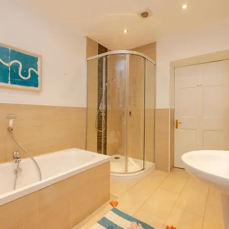 Spacious 2 Bedroom Gem & Garden Edinburgh