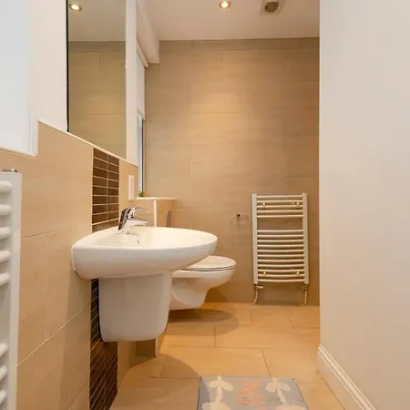 Spacious 2 Bedroom Gem & Garden Apartment