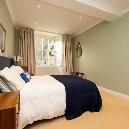 Spacious 2 Bedroom Gem & Garden Apartment Edinburgh
