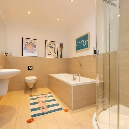 Spacious 2 Bedroom Gem & Garden *
