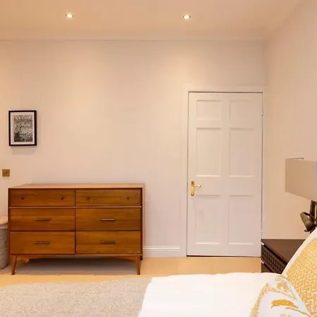Spacious 2 Bedroom Gem & Garden Daire