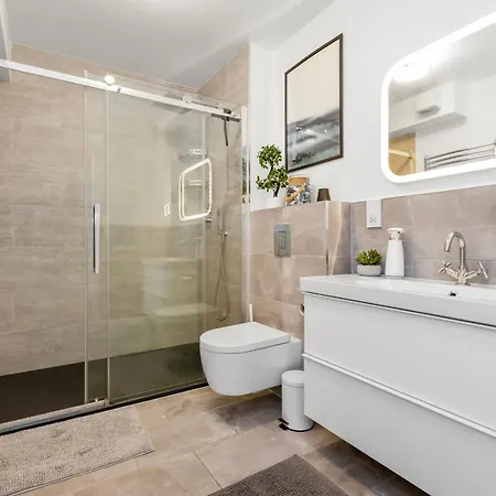 Appartamento Spacious Apartment, Free Parking And Netflix!