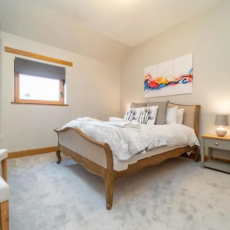 Spacious 3 Bed Townhouse With Parking