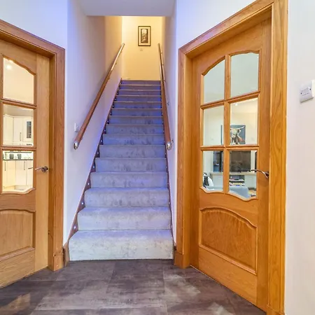 Spacious 3 Bed Townhouse With Parking