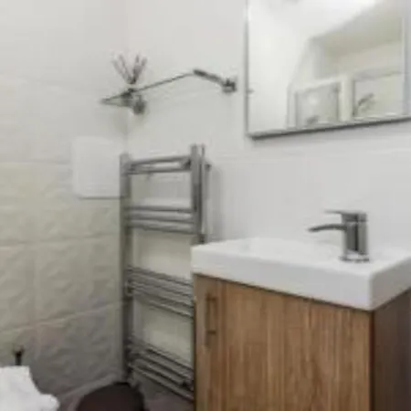 Pass The Keys Main Door 3 Bed With Free Parking *