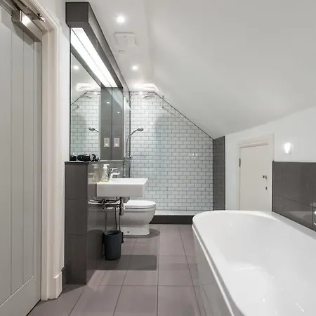 Cool Urban With Stunning Castle Views Appartamento