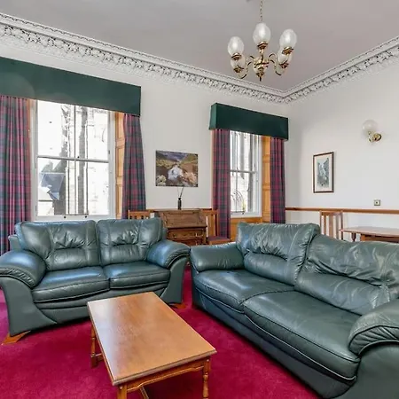 Lovely 2 Bed Flat Located Next To Castle Edynburg
