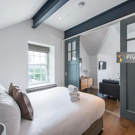 Cool Urban With Stunning Castle Views アパート