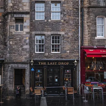 3 Bedrooms Flat In Old Town Sleeps 6 *