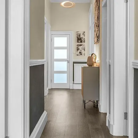 Elegant 3bed-central -by Homes *