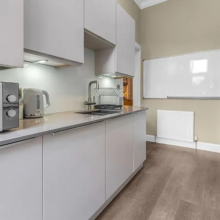 Stylish Elegance In City's Heart Apartment