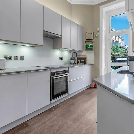 Stylish Elegance In City's Heart Apartment *