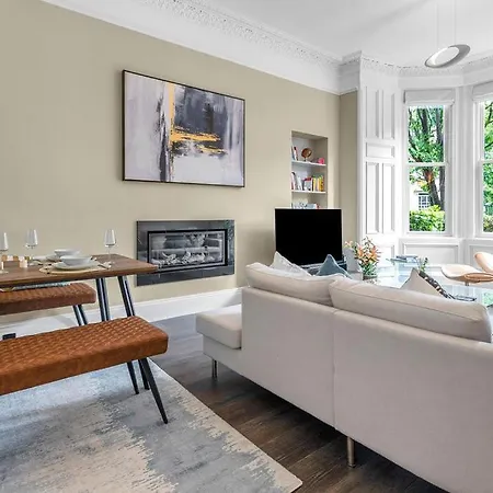 Elegant 3Bed-Central Edinburgh -By Holiday Homes *