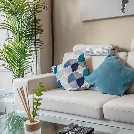 Stylish Elegance In City's Heart Apartment *