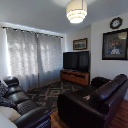 Villa 3 Bed House In - Private Parking *