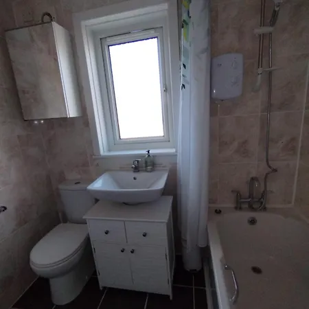 3 Bed House In - Private Parking * Edinburgh