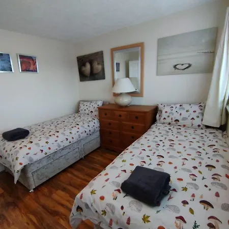 3 Bed House In - Private Parking Villa *