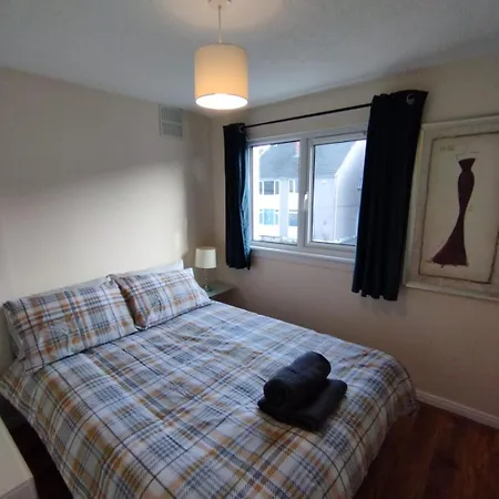 3 Bed House In - Private Parking Villa
