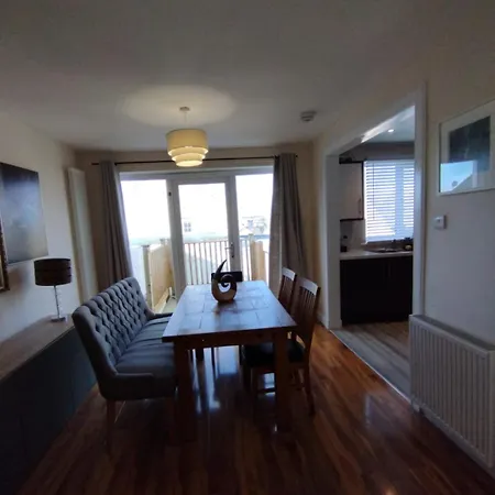 Villa 3 Bed House In - Private Parking *