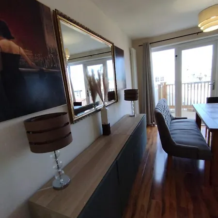 3 Bed House In - Private Parking * Edimburgo