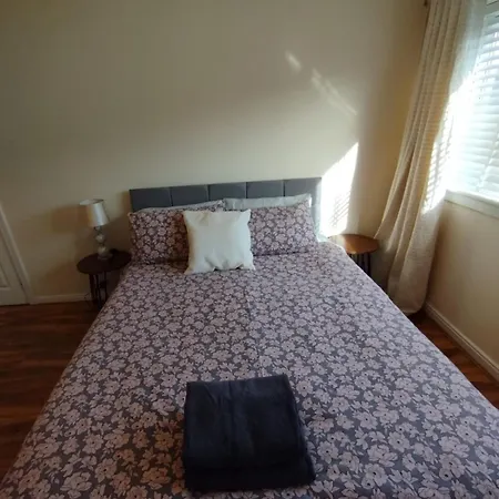 Villa 3 Bed House In - Private Parking *