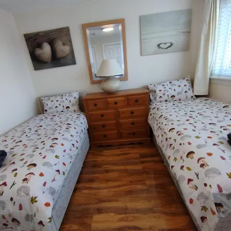 3 Bed House In - Private Parking Edimburgo