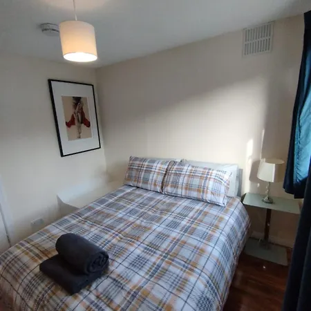 3 Bed House In - Private Parking Villa *