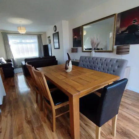 3 Bed House In - Private Parking * Edimburgo