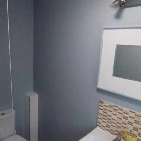 Villa 3 Bed House In - Private Parking *