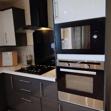 3 Bed House In - Private Parking Villa