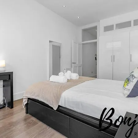 Apartment Clichy Ground Floor 1br-1 Ba, Shared Garden Access By Bonjour Residences *
