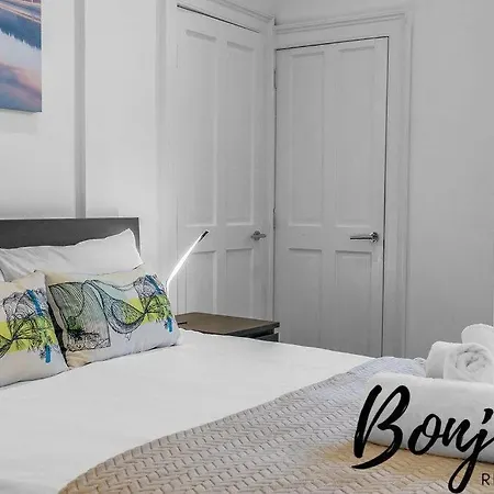 Clichy Ground Floor 1br-1 Ba, Shared Garden Access By Bonjour Residences