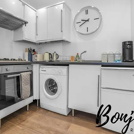 Clichy Ground Floor 1br-1 Ba, Shared Garden Access By Bonjour Residences Apartment Edinburgh