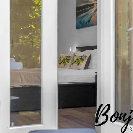 Clichy Ground Floor 1br-1 Ba, Shared Garden Access By Bonjour Residences Apartment *