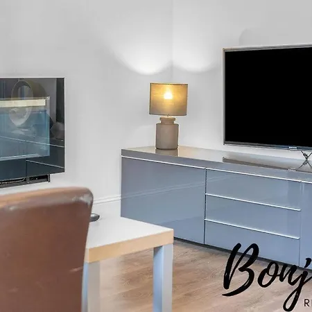 Clichy Ground Floor 1br-1 Ba, Shared Garden Access By Bonjour Residences Apartment *