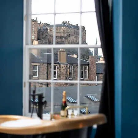 Spacious Modern Centre Castle Views