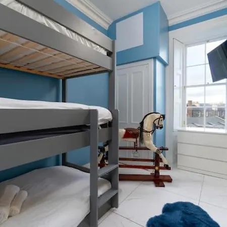 Spacious Modern Centre Castle Views * Edinburgh
