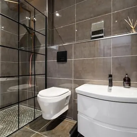 Apartment Spacious Modern Centre Castle Views