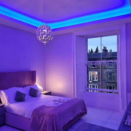 Spacious Modern Centre Castle Views