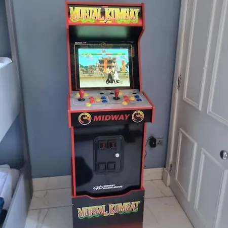 Spacious Modern Centre Castle Views