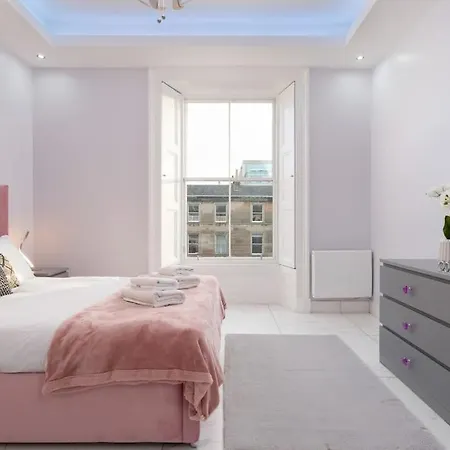 Spacious Modern Centre Castle Views *