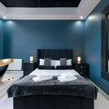 Spacious Modern Centre Castle Views