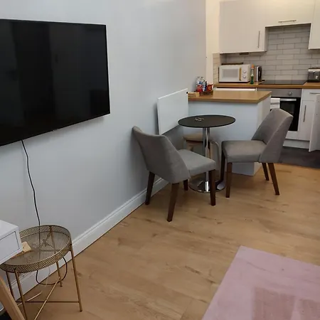 K R Sweet One Bedroom Flat * אדינבורו