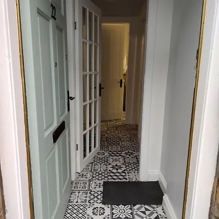 K R Sweet One Bedroom Flat *