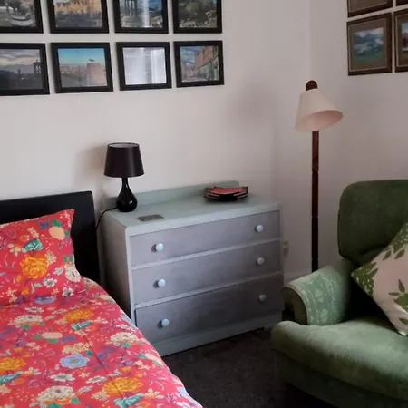 Two Bedroom With Free Side Street Parking 24 *