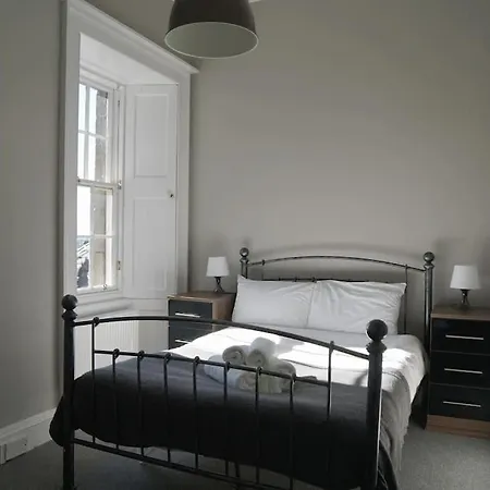Prime Centre - 4 Bed Penthouse Apartment *