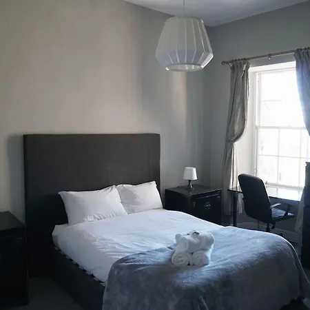 Prime Centre - 4 Bed Penthouse Apartment *