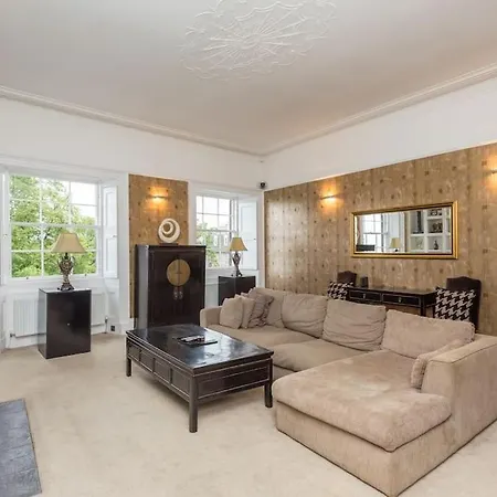 Prime Centre - 4 Bed Penthouse Apartment